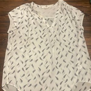 White cap sleeveless blouse with black pattern